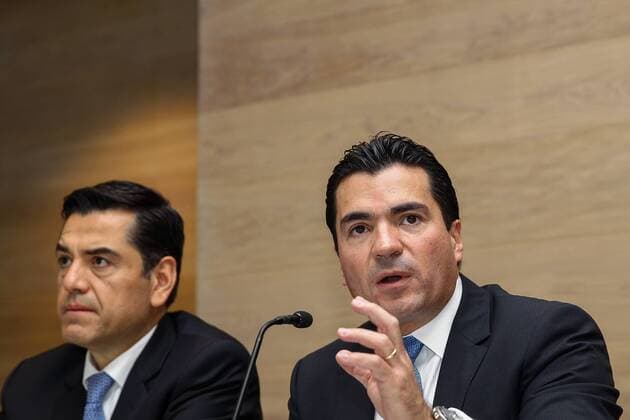 BBVA Bancomer s Vice Presidentt and General Director Eduardo Osuna (R) and General Finance Director Ignacio de la Luz Davalos (L) speak during a press conference in Mexico City, Mexico, 01 February 2017. The Spanish bank earned 1,980 million euros (2,135 million dollars) in Mexico in 2016, a 5.4 per cent less that the previous year, while the net income in South America was 771 million euros (832 million dollars), a 14.9 per cent less. BBVA S NET INCOME FELL 5.4 PER CENT IN MEXICO AND A 14.9 PER CENT IN SOUTH AMERICA IN 2016 !ACHTUNG: NUR REDAKTIONELLE NUTZUNG!  MEX001 20170201-636215724425843232