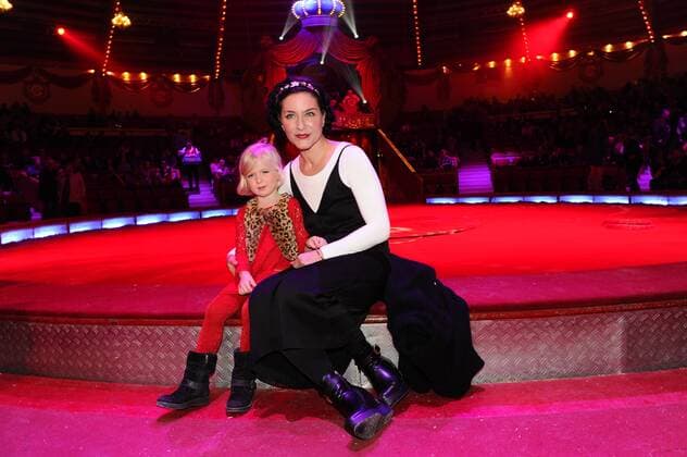 Marisa Burger mit Nichte Anna 2. Winterpremiere Circus Krone Kronebau Manege Muenchen 01.02..2017