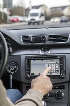 Mann, Autofahrer, bedient ein Handy, Nummerneingabe, während der Fahrt, Navigations Software,