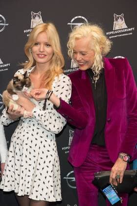 Grumpy Cat, Georgia May Jagger und Ellen von Unwerth - Opel Kalender Vernissage Georgia & Grumpy - Not impressed by Wonderland in Berlin am 01.02.2017. Opel Kalender Vernissage Georgia & Grumpy Not impressed by Wonderland