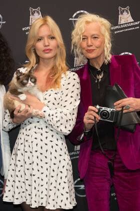 Grumpy Cat, Georgia May Jagger und Ellen von Unwerth - Opel Kalender Vernissage Georgia & Grumpy - Not impressed by Wonderland in Berlin am 01.02.2017. Opel Kalender Vernissage Georgia & Grumpy Not impressed by Wonderland