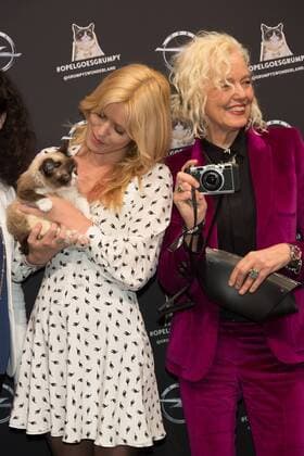 Grumpy Cat, Georgia May Jagger und Ellen von Unwerth - Opel Kalender Vernissage Georgia & Grumpy - Not impressed by Wonderland in Berlin am 01.02.2017. Opel Kalender Vernissage Georgia & Grumpy Not impressed by Wonderland