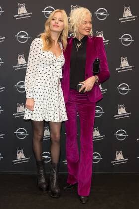 Georgia May Jagger und Ellen von Unwerth - Opel Kalender Vernissage Georgia & Grumpy - Not impressed by Wonderland in Berlin am 01.02.2017. Opel Kalender Vernissage Georgia & Grumpy Not impressed by Wonderland