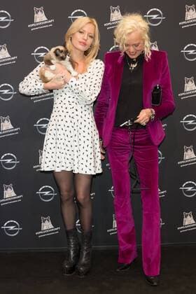 Grumpy Cat, Georgia May Jagger und Ellen von Unwerth - Opel Kalender Vernissage Georgia & Grumpy - Not impressed by Wonderland in Berlin am 01.02.2017. Opel Kalender Vernissage Georgia & Grumpy Not impressed by Wonderland