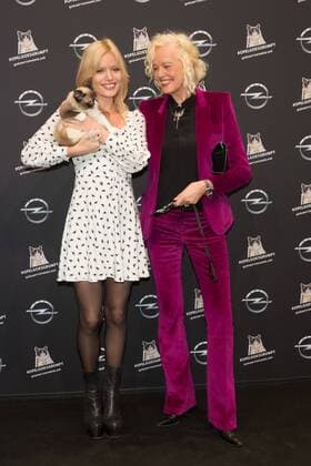 Grumpy Cat, Georgia May Jagger und Ellen von Unwerth - Opel Kalender Vernissage Georgia & Grumpy - Not impressed by Wonderland in Berlin am 01.02.2017. Opel Kalender Vernissage Georgia & Grumpy Not impressed by Wonderland