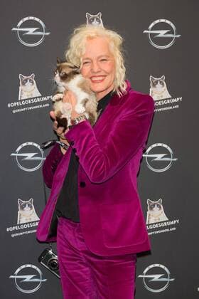 Grumpy Cat und Ellen von Unwerth - Opel Kalender Vernissage Georgia & Grumpy - Not impressed by Wonderland in Berlin am 01.02.2017. Opel Kalender Vernissage Georgia & Grumpy Not impressed by Wonderland