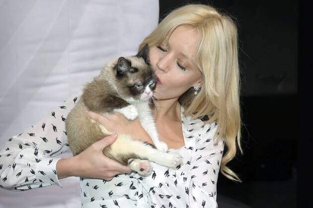 Georgia May Jagger mit Grumpy Cat bei der Opel Kalender Vernissage Georgia & Grumpy - Not impressed by Wonderland im Kraftwerk Berlin. Berlin, 01.02.2017 Foto:xS.xSchrapsx xFuturexImage