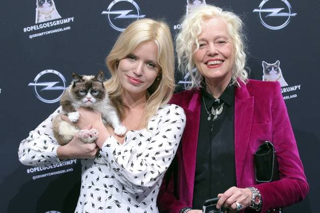 Georgia May Jagger mit Grumpy Cat und Ellen von Unwerth bei der Opel Kalender Vernissage Georgia & Grumpy - Not impressed by Wonderland im Kraftwerk Berlin. Berlin, 01.02.2017 Foto:xS.xSchrapsx xFuturexImage