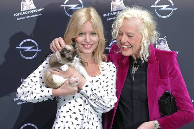 Georgia May Jagger mit Grumpy Cat und Ellen von Unwerth bei der Opel Kalender Vernissage Georgia & Grumpy - Not impressed by Wonderland im Kraftwerk Berlin. Berlin, 01.02.2017 Foto:xS.xSchrapsx xFuturexImage