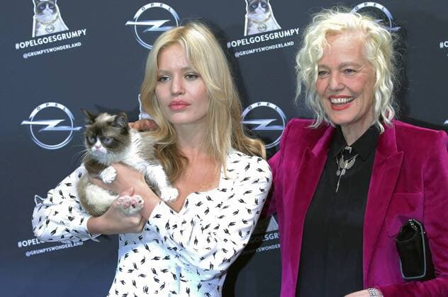Georgia May Jagger mit Grumpy Cat und Ellen von Unwerth bei der Opel Kalender Vernissage Georgia & Grumpy - Not impressed by Wonderland im Kraftwerk Berlin. Berlin, 01.02.2017 Foto:xS.xSchrapsx xFuturexImage