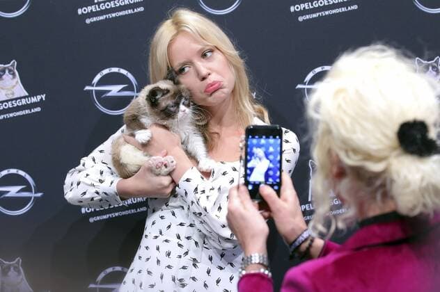 Georgia May Jagger mit Grumpy Cat und Ellen von Unwerth bei der Opel Kalender Vernissage Georgia & Grumpy - Not impressed by Wonderland im Kraftwerk Berlin. Berlin, 01.02.2017 Foto:xS.xSchrapsx xFuturexImage