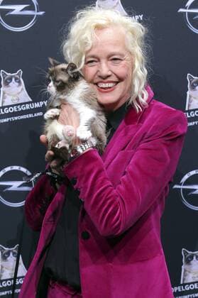 Ellen von Unwerth mit Grumpy Cat bei der Opel Kalender Vernissage Georgia & Grumpy - Not impressed by Wonderland im Kraftwerk Berlin. Berlin, 01.02.2017 Foto:xS.xSchrapsx xFuturexImage