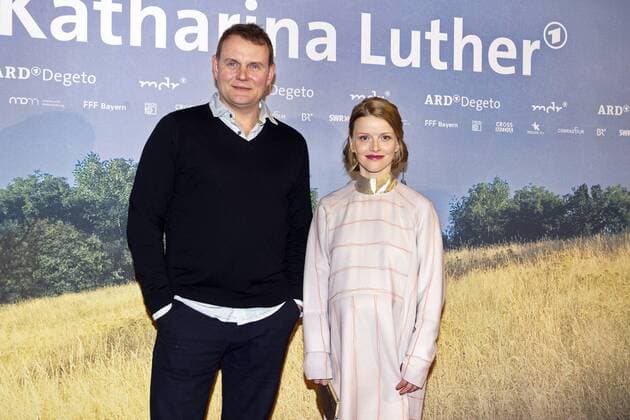 Devid Striesow und Karoline Schuch bei der Premiere des Fernsehfilms Katharina Luther in der Französischen Friedrichstadtkirche. Berlin, 01.02.2017 Foto:xC.xBehringx xFuturexImage