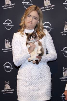 Tabatha Bundesen mit ihrer Katze Grumpy Cat bei der Opel Kalender Vernissage Georgia & Grumpy - Not impressed by Wonderland im Kraftwerk Berlin. Berlin, 01.02.2017 Foto:xA.xBuggex xFuturexImage