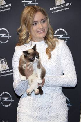 Tabatha Bundesen mit ihrer Katze Grumpy Cat bei der Opel Kalender Vernissage Georgia & Grumpy - Not impressed by Wonderland im Kraftwerk Berlin. Berlin, 01.02.2017 Foto:xA.xBuggex xFuturexImage