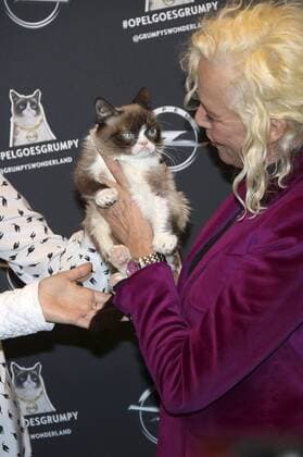 Ellen von Unwerth mit Grumpy Cat bei der Opel Kalender Vernissage Georgia & Grumpy - Not impressed by Wonderland im Kraftwerk Berlin. Berlin, 01.02.2017 Foto:xA.xBuggex xFuturexImage
