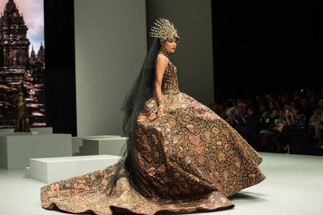 (170202) -- JAKARTA, Feb. 2, 2017 -- A model presents a creation by designer Jimmy Fei Fei on the second day of Indonesia Fashion Week 2017 in Jakarta, Indonesia, Feb. 2, 2017. Indonesia Fashion Week 2017 is held from Feb. 1 to 5. )(cl) INDONESIA-JAKARTA-INDONESIA FASHION WEEK 2017 VerixSanovri 