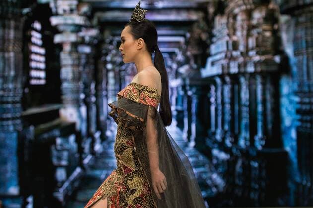 (170202) -- JAKARTA, Feb. 2, 2017 -- A model presents a creation by designer Jimmy Fei Fei on the second day of Indonesia Fashion Week 2017 in Jakarta, Indonesia, Feb. 2, 2017. Indonesia Fashion Week 2017 is held from Feb. 1 to 5. )(cl) INDONESIA-JAKARTA-INDONESIA FASHION WEEK 2017 VerixSanovri 