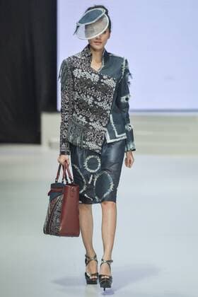 (170202) -- JAKARTA, Feb. 2, 2017 -- A model presents a creation by designer Yoyo Prasetyo on the second day of Indonesia Fashion Week 2017 in Jakarta, Indonesia, Feb. 2, 2017. Indonesia Fashion Week 2017 is held from Feb. 1 to 5. ) (zxj) INDONESIA-JAKARTA-INDONESIA FASHION WEEK 2017 VerixSanovri 