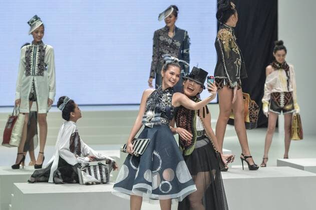 (170202) -- JAKARTA, Feb. 2, 2017 -- Models present creations by designer Yoyo Prasetyo on the second day of Indonesia Fashion Week 2017 in Jakarta, Indonesia, Feb. 2, 2017. Indonesia Fashion Week 2017 is held from Feb. 1 to 5. ) (zxj) INDONESIA-JAKARTA-INDONESIA FASHION WEEK 2017 VerixSanovri 