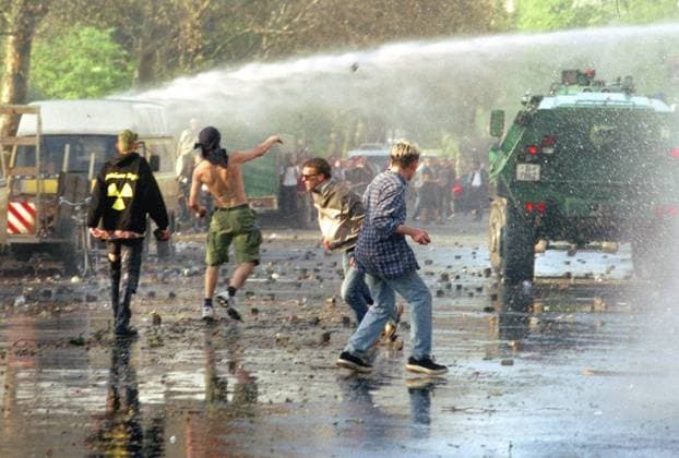 zu schweren Auseinandersetzungen zwischen mehreren hundert Demonstranten und der Polizei kam es am 1 .Mai 2001 in Berlin-Kreuzberg. Am Mariannenplatz wurde von der Polizei ein friedliches Fest aufgelöst.