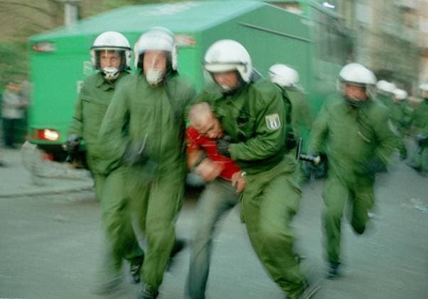 zu schweren Auseinandersetzungen zwischen mehreren hundert Demonstranten und der Polizei kam es am 1 .Mai 2001 in Berlin-Kreuzberg. Am Mariannenplatz wurde von der Polizei ein friedliches Fest aufgelöst. Im Bild eine Festnahme