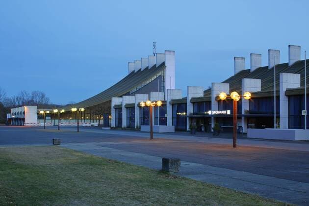 Architektur von Arne Jacobsen Abendstimmung am Forum Europa-Platz von Arne Jacobsen, links Stadthalle und Westfaelisches Landestheater, rechts die Europahalle, Castrop-Rauxel, Ruhrgebiet, Nordrhein-Westfalen D-Castrop-Rauxel, Ruhrgebiet, Westfalen, Nordrhein-Westfalen, NRW, Forum Europaplatz von Arne Jacobsen, links die Stadthalle und das Westfaelische Landestheater, rechts die Europahalle, Veranstaltungszentrum, Kongresszentrum, Abendstimmung, Beleuchtung, Laternen, D-Castrop-Rauxel, Ruhr area, Westphalia, North Rhine-Westphalia, NRW, Forum Europe Square by Arne Jacobsen, left Municipal Hall with Westphalian Regional Theatre, right the Europe Hall, event centre, congress center, evening, illumination, lanterns