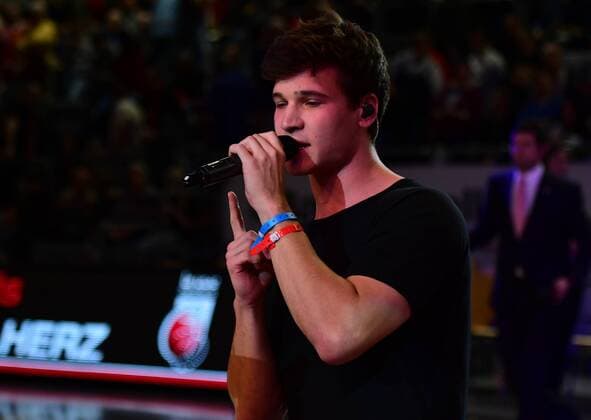 02.02.2017 --- Basketball --- Saison 2016 2017 --- Turkish Airlines Euroleague --- 21. Spieltag: Brose Bamberg - Maccabi Tel Aviv --- Foto: Sport- Pressefoto Wolfgang Zink HMI--- DSDS-Teilnehmer Wincent Weiss singt in der Halbzeitpause Brose Bamberg - Maccabi Tel Aviv