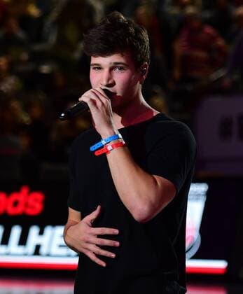 02.02.2017 --- Basketball --- Saison 2016 2017 --- Turkish Airlines Euroleague --- 21. Spieltag: Brose Bamberg - Maccabi Tel Aviv --- Foto: Sport- Pressefoto Wolfgang Zink HMI--- DSDS-Teilnehmer Wincent Weiss singt in der Halbzeitpause Brose Bamberg - Maccabi Tel Aviv