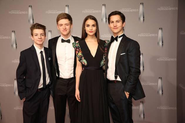 Nick Julius Schuck, Tim Bartels, Luise Befort und Tim Oliver Schultz, die Schauspieler vom Club der roten Bänder bei der Verleihung Deutscher Fernsehpreis am 02.02.17 in Düsseldorf Deutscher Fernsehpreis Verleihung 2017 in Duesseldorf 