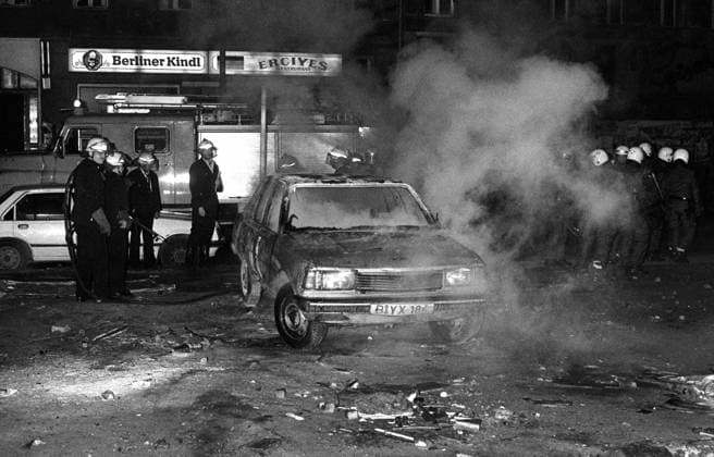 1. Mai 1987 in Berlin-Kreuzberg es kam zu heftigen Auseinandersetzungen zwischen Demonstranten und der Polizei. dabei wurden auch Autos angezuendet.