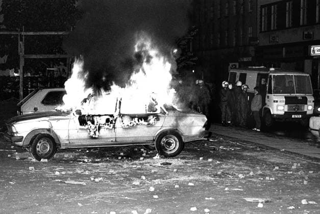 1. Mai 1987 in Berlin-Kreuzberg es kam zu heftigen Auseinandersetzungen zwischen Demonstranten und der Polizei. Dabei wurden auch Autos angezündet.