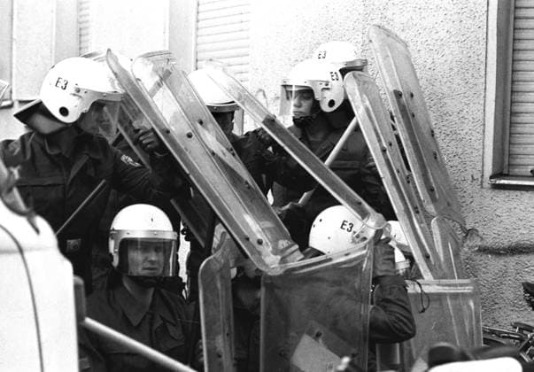1. Mai 1987 in Berlin-Kreuzberg Polizisten belagern das Strassenfest am Lausitzer Platz in Kreuzberg. Spaeter kam es zu heftigen Auseinandersetzungen