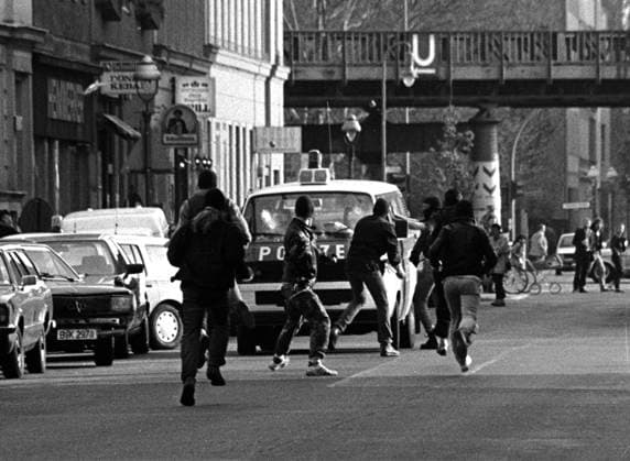 Deutschland, Berlin, 1987-05-01 in der Oranienstrasse in Kreuzberg greifen am Nachmittag Vermummte ein Polizeifahrzeug an.