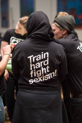 Verleihung des Hatun-Sürücü-Preises in Berlin Berlin Hatun Sueruecue-Preis 2017 Hatun Sueruecue-Preis 2017. Die Fraktion von Buendnis 90 Gruene im Berliner Abgeordnetenhaus verlieh am Freitag den 3. Februar 2017 zum 5. Mal den Hatun Sueruecue-Preis. Der mit insgesamt 1.000 Euro dotierte Frauenrechtspreis zeichnet Menschen aus, die sich tatkraeftig fuer Maedchen und junge Frauen einsetzen. Der erste Preis mit 500 Euro ging an die Reinickendorfer Kinder- und Jugendfreizeitstaette Centre Talma . Sie bietet seit 1994 in mehr als 40 Sport- und Tanzkursen aktive Kinder- und Jugendsozialarbeit an. Mit dem zweiten Preis und 300 Euro wurden die Boxgirls Berlin e.V. geehrt, die nach Meinung der Jury mit ihrer Sport- und Bildungsarbeit dazu beitragen, die Rollenbilder von Maennern und Frauen aufzuloesen. Der dritte Preis mit 200 Euro ging an die Initiative Bikeygees , deren Gruenderinnen seit 2015 gefluechteten Frauen das Fahrradfahren bei