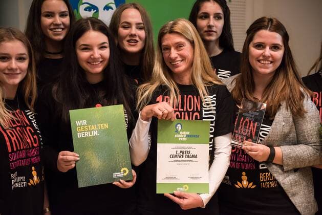 Verleihung des Hatun-Sürücü-Preises in Berlin Berlin Hatun Sueruecue-Preis 2017 Hatun Sueruecue-Preis 2017. Die Fraktion von Buendnis 90 Gruene im Berliner Abgeordnetenhaus verlieh am Freitag den 3. Februar 2017 zum 5. Mal den Hatun Sueruecue-Preis. Der mit insgesamt 1.000 Euro dotierte Frauenrechtspreis zeichnet Menschen aus, die sich tatkraeftig fuer Maedchen und junge Frauen einsetzen. Der erste Preis mit 500 Euro ging an die Reinickendorfer Kinder- und Jugendfreizeitstaette Centre Talma . Sie bietet seit 1994 in mehr als 40 Sport- und Tanzkursen aktive Kinder- und Jugendsozialarbeit an. Mit dem zweiten Preis und 300 Euro wurden die Boxgirls Berlin e.V. geehrt, die nach Meinung der Jury mit ihrer Sport- und Bildungsarbeit dazu beitragen, die Rollenbilder von Maennern und Frauen aufzuloesen. Der dritte Preis mit 200 Euro ging an die Initiative Bikeygees , deren Gruenderinnen seit 2015 gefluechteten Frauen das Fahrradfahren bei