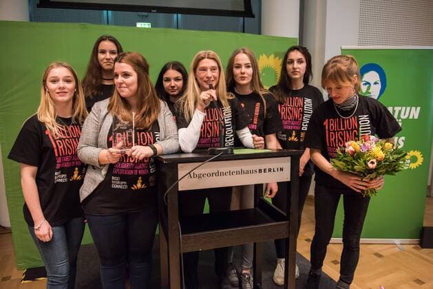 Verleihung des Hatun-Sürücü-Preises in Berlin Berlin Hatun Sueruecue-Preis 2017 Hatun Sueruecue-Preis 2017. Die Fraktion von Buendnis 90 Gruene im Berliner Abgeordnetenhaus verlieh am Freitag den 3. Februar 2017 zum 5. Mal den Hatun Sueruecue-Preis. Der mit insgesamt 1.000 Euro dotierte Frauenrechtspreis zeichnet Menschen aus, die sich tatkraeftig fuer Maedchen und junge Frauen einsetzen. Der erste Preis mit 500 Euro ging an die Reinickendorfer Kinder- und Jugendfreizeitstaette Centre Talma . Sie bietet seit 1994 in mehr als 40 Sport- und Tanzkursen aktive Kinder- und Jugendsozialarbeit an. Mit dem zweiten Preis und 300 Euro wurden die Boxgirls Berlin e.V. geehrt, die nach Meinung der Jury mit ihrer Sport- und Bildungsarbeit dazu beitragen, die Rollenbilder von Maennern und Frauen aufzuloesen. Der dritte Preis mit 200 Euro ging an die Initiative Bikeygees , deren Gruenderinnen seit 2015 gefluechteten Frauen das Fahrradfahren bei