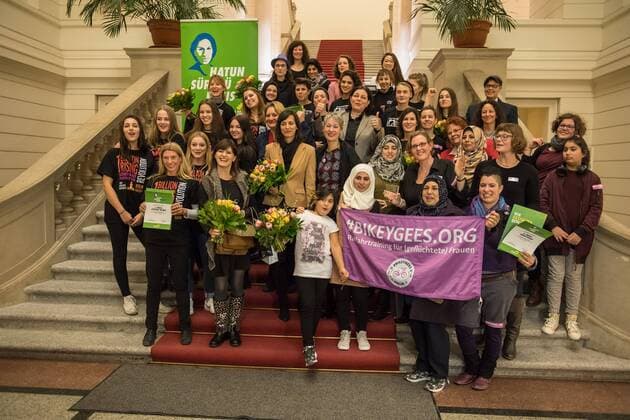 Verleihung des Hatun-Sürücü-Preises in Berlin Berlin Hatun Sueruecue-Preis 2017 Hatun Sueruecue-Preis 2017. Die Fraktion von Buendnis 90 Gruene im Berliner Abgeordnetenhaus verlieh am Freitag den 3. Februar 2017 zum 5. Mal den Hatun Sueruecue-Preis. Der mit insgesamt 1.000 Euro dotierte Frauenrechtspreis zeichnet Menschen aus, die sich tatkraeftig fuer Maedchen und junge Frauen einsetzen. Der erste Preis mit 500 Euro ging an die Reinickendorfer Kinder- und Jugendfreizeitstaette Centre Talma . Sie bietet seit 1994 in mehr als 40 Sport- und Tanzkursen aktive Kinder- und Jugendsozialarbeit an. Mit dem zweiten Preis und 300 Euro wurden die Boxgirls Berlin e.V. geehrt, die nach Meinung der Jury mit ihrer Sport- und Bildungsarbeit dazu beitragen, die Rollenbilder von Maennern und Frauen aufzuloesen. Der dritte Preis mit 200 Euro ging an die Initiative Bikeygees , deren Gruenderinnen seit 2015 gefluechteten Frauen das Fahrradfahren bei