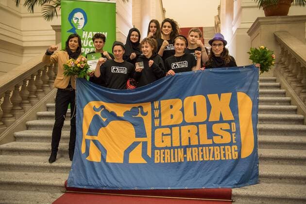 Verleihung des Hatun-Sürücü-Preises in Berlin Berlin Hatun Sueruecue-Preis 2017 Hatun Sueruecue-Preis 2017. Die Fraktion von Buendnis 90 Gruene im Berliner Abgeordnetenhaus verlieh am Freitag den 3. Februar 2017 zum 5. Mal den Hatun Sueruecue-Preis. Der mit insgesamt 1.000 Euro dotierte Frauenrechtspreis zeichnet Menschen aus, die sich tatkraeftig fuer Maedchen und junge Frauen einsetzen. Der erste Preis mit 500 Euro ging an die Reinickendorfer Kinder- und Jugendfreizeitstaette Centre Talma . Sie bietet seit 1994 in mehr als 40 Sport- und Tanzkursen aktive Kinder- und Jugendsozialarbeit an. Mit dem zweiten Preis und 300 Euro wurden die Boxgirls Berlin e.V. geehrt, die nach Meinung der Jury mit ihrer Sport- und Bildungsarbeit dazu beitragen, die Rollenbilder von Maennern und Frauen aufzuloesen. Der dritte Preis mit 200 Euro ging an die Initiative Bikeygees , deren Gruenderinnen seit 2015 gefluechteten Frauen das Fahrradfahren bei