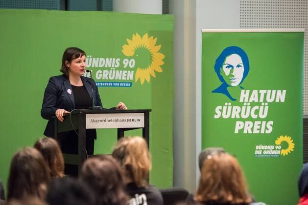 Verleihung des Hatun-Sürücü-Preises in Berlin Berlin Hatun Sueruecue-Preis 2017 Hatun Sueruecue-Preis 2017. Die Fraktion von Buendnis 90 Gruene im Berliner Abgeordnetenhaus verlieh am Freitag den 3. Februar 2017 zum 5. Mal den Hatun Sueruecue-Preis. Der mit insgesamt 1.000 Euro dotierte Frauenrechtspreis zeichnet Menschen aus, die sich tatkraeftig fuer Maedchen und junge Frauen einsetzen. Der erste Preis mit 500 Euro ging an die Reinickendorfer Kinder- und Jugendfreizeitstaette Centre Talma . Sie bietet seit 1994 in mehr als 40 Sport- und Tanzkursen aktive Kinder- und Jugendsozialarbeit an. Mit dem zweiten Preis und 300 Euro wurden die Boxgirls Berlin e.V. geehrt, die nach Meinung der Jury mit ihrer Sport- und Bildungsarbeit dazu beitragen, die Rollenbilder von Maennern und Frauen aufzuloesen. Der dritte Preis mit 200 Euro ging an die Initiative Bikeygees , deren Gruenderinnen seit 2015 gefluechteten Frauen das Fahrradfahren bei