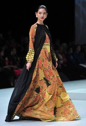 (170204) -- JAKARTA, Feb. 4, 2017 -- A model presents a creation by Indonesian designer Irma Lumiga during the Indonesia Fashion Week 2017 in Jakarta, Indonesia, Feb. 4, 2017. The Indonesia Fashion Week is held from Feb. 1 to 5. ) (hy) INDONESIA-JAKARTA-INDONESIA FASHION WEEK 2017 Zulkarnain 