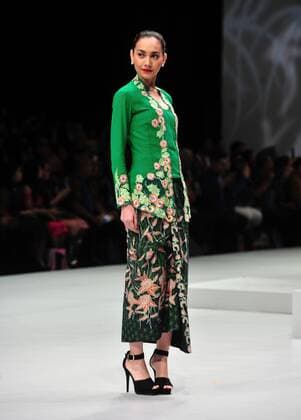(170204) -- JAKARTA, Feb. 4, 2017 -- A model presents a creation by Indonesian designer Irma Lumiga during the Indonesia Fashion Week 2017 in Jakarta, Indonesia, Feb. 4, 2017. The Indonesia Fashion Week is held from Feb. 1 to 5. ) (hy) INDONESIA-JAKARTA-INDONESIA FASHION WEEK 2017 Zulkarnain 