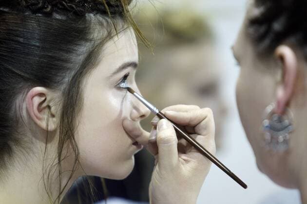 Bilder des Tages February 4, 2017 - Kiev, Ukraine - A model gets her makeup done backstage, during the Ukrainian Fashion Week in Kiev, Ukraine, on 04 February 2017. The fashion event presents Fall Winter 2017 18 collections by Ukrainian and International designers,from 4 to 8 February. Kiev Ukraine - ZUMAg194 20170204_zap_g194_026 Copyright: xSergxGlovnyx
