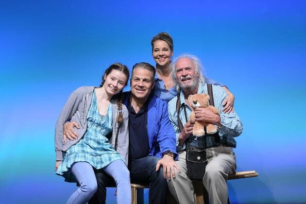 Nastassja Revvo (als Tilda Rosenbach), Karsten Speck (als Niko Rosenbach), Astrid Kohrs (als Sarah Rosenbach) und Achim Wolff (als Amandus Rosenbach), vl, bei der Fotoprobe zum Stück Honig im Kopf im Schlosspark Theater Berlin. Uraufführung ist am 18. Juni 2016. Nach dem gleichnamigen Film von Til Schweiger. Regie Rene Heinersdorff. Bühne und Kostüm Stephan von Wedel. Schlosspark Theater Berlin Honig im Kopf