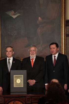 Mexico City s Chief of Government Miguel Angel Mancera (L), President of the Constituent Assebly s Board Alejandro Encinas (C) and Mexico City s Secretary of Government Miguel Angel Osotrio Chong speak during the promulgation of the first Constitution of the capital in Mexico City, Mexico, 5 February 2017. EFE Sashenka Gutierrez PRESENTATION OF MEXICO CITY S FIRST CONSTITUTION !ACHTUNG: NUR REDAKTIONELLE NUTZUNG!  MEX001 20170205-636219181982306899