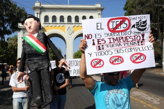 Hundreds of people march against the rise of gas prices in Guadalajara, Jalisco, Mexico, 5 February 2017. The Government implemented a rise of the fuels prices past January causing a widespead ourtage among citizens. PROTEST FOR THE RISE OF THE GAS PRICES CONTINUE IN MEXICO !ACHTUNG: NUR REDAKTIONELLE NUTZUNG!  MEX010 20170205-636219276564016955
