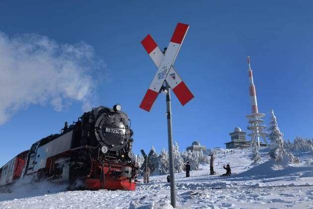 Fahrt mit der Harzer Schmalspurbahn zum Brocken im Harz von Wernigerode im Bundesland Sachsen-Anhalt aus. u.B.z. Zug der HSB passiert das Brockenplateau bei herlichem Winterwetter in Richtung Brockenbahnhof. Fahrt mit der Harzer Schmalspurbahn zum Brocken im Harz von Wernigerode im Bundesland Sachsen-Anhalt aus.