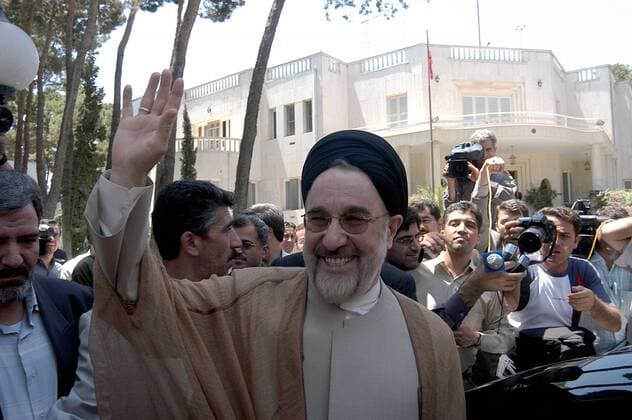 Jul 27, 2005; Tehran, IRAN; Outgoing Iranian President MOHAMMAD KHATAMI (M) waves as he gets into his car after a cabinet meeting in Tehran. Mandatory - ZUMAh68_ 20050727_mdm_h68_085 Copyright: xSiavashxHabibollahix