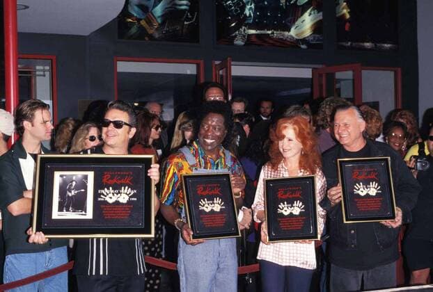 Aug. 11, 2005 - HOLLYWOOD S ROCKWALK HONORS THE LATE STEVIE RAY VAUGHAN.JIMMY VAUGHAN, BUDDY GUY, BONNIE RAITT AND DICK DALE 1996. FITZROY BARRETT- PHOTOS - ZUMAg49_ 20050811_gaf_g108_036 Copyright: xFitzroyxBarrettx