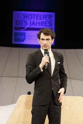 06.02.2017, Berlin, Deutschland, GER, Gala im Hotel Intercontinental zur Verleihung des Hotelier des Jahres 2017, ein Preis von der Allgemeinen Hotel- und Gastronomie Zeitung, Foto: Klaus-Jürgen Deuser unterhält die Teilnehmer in einer 25minütigen Show.